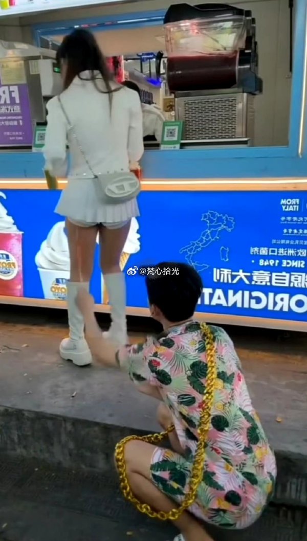 內地網紅靠性騷美女爆紅 捅臀部摸胸吸4千萬粉 網民：越沒底線賺越多 