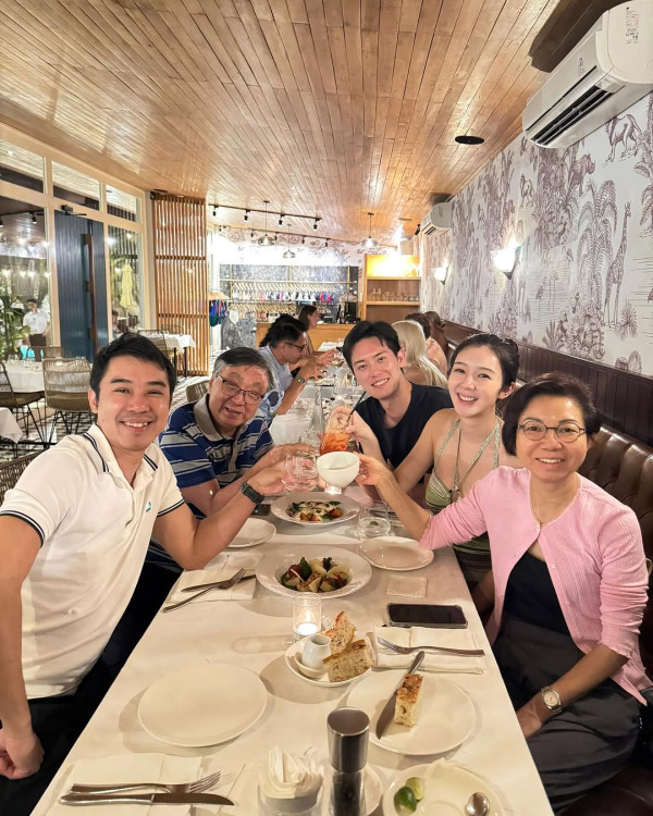 麥明詩峇里家族旅行「大解放」 低胸裙上陣自拍 豐滿上圍再升級！ 