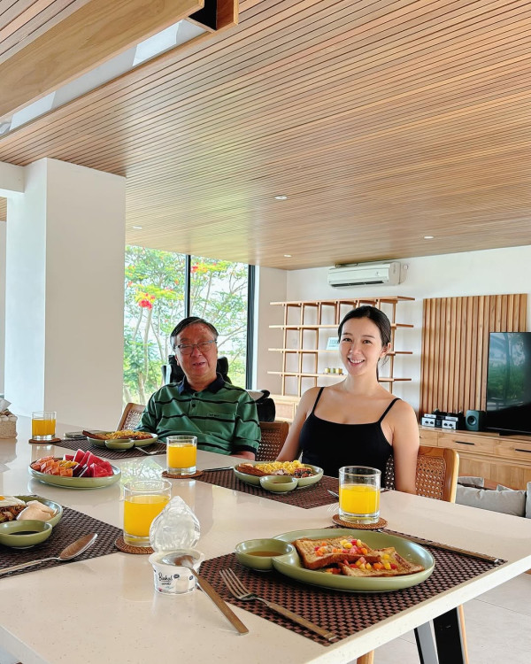 麥明詩峇里家族旅行「大解放」 低胸裙上陣自拍 豐滿上圍再升級！ 