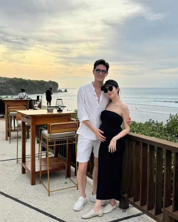 麥明詩峇里家族旅行「大解放」 低胸裙上陣自拍 豐滿上圍再升級！ 