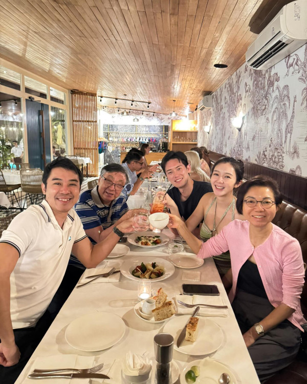 麥明詩挺巨肚突擊機場接老公！盛勁為被影低最真實反應！私下性格惹討論 