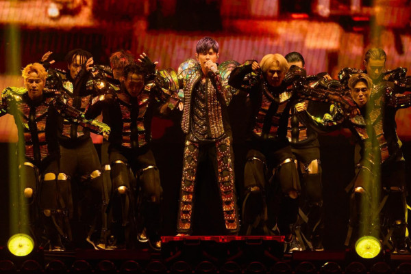 天王超低調遊日仍被認出 粉絲竟還隨身帶唱片 無奈只好贈簽名加合照 