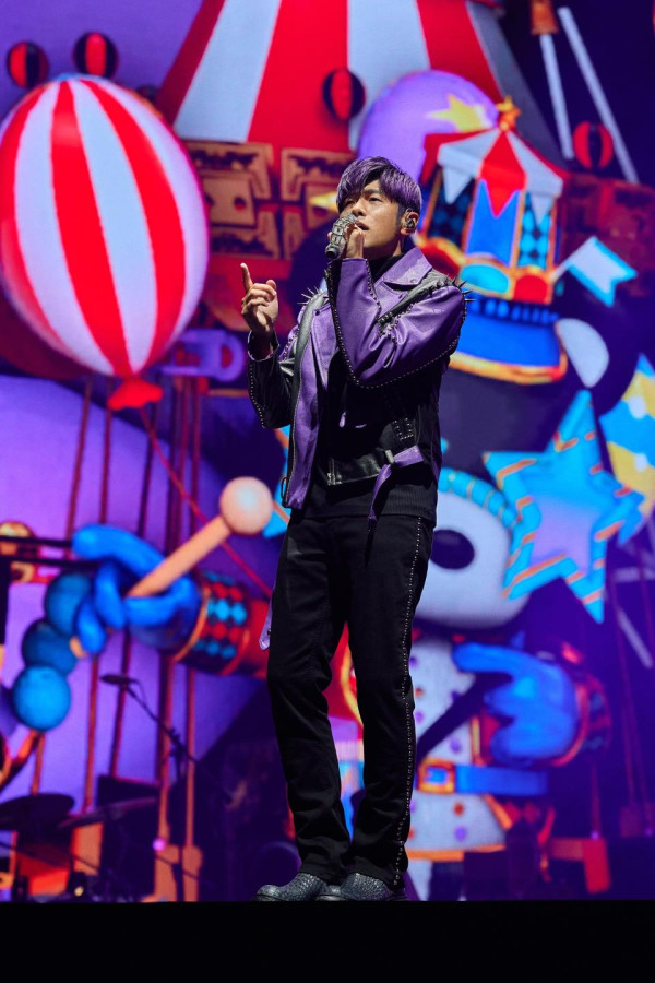 天王超低調遊日仍被認出 粉絲竟還隨身帶唱片 無奈只好贈簽名加合照 