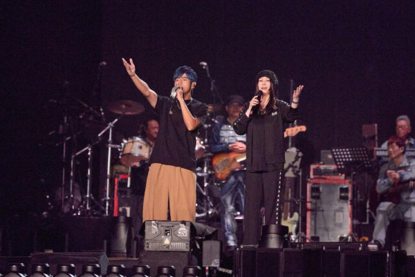 天王超低調遊日仍被認出 粉絲竟還隨身帶唱片 無奈只好贈簽名加合照 