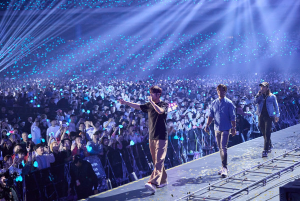 天王超低調遊日仍被認出 粉絲竟還隨身帶唱片 無奈只好贈簽名加合照 