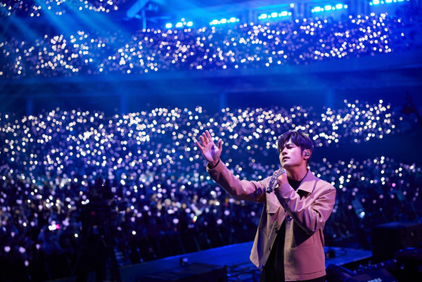 天王超低調遊日仍被認出 粉絲竟還隨身帶唱片 無奈只好贈簽名加合照 