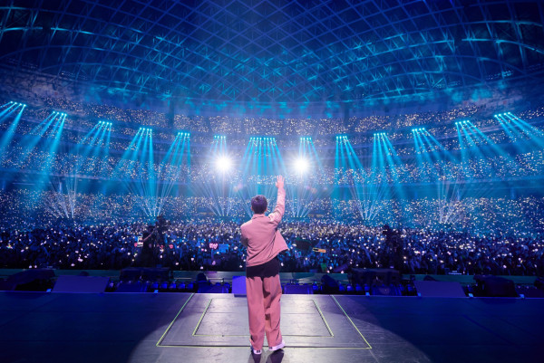 天王超低調遊日仍被認出 粉絲竟還隨身帶唱片 無奈只好贈簽名加合照 