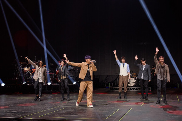 天王超低調遊日仍被認出 粉絲竟還隨身帶唱片 無奈只好贈簽名加合照 