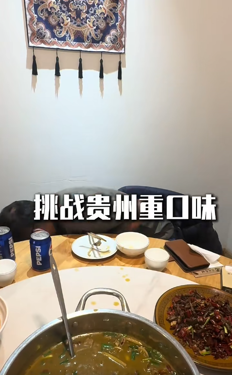 李國麟北上食「牛屎火鍋」！瘋狂乾嘔仍讚好食：微微的苦味！網民：為養家犧牲那麼大...