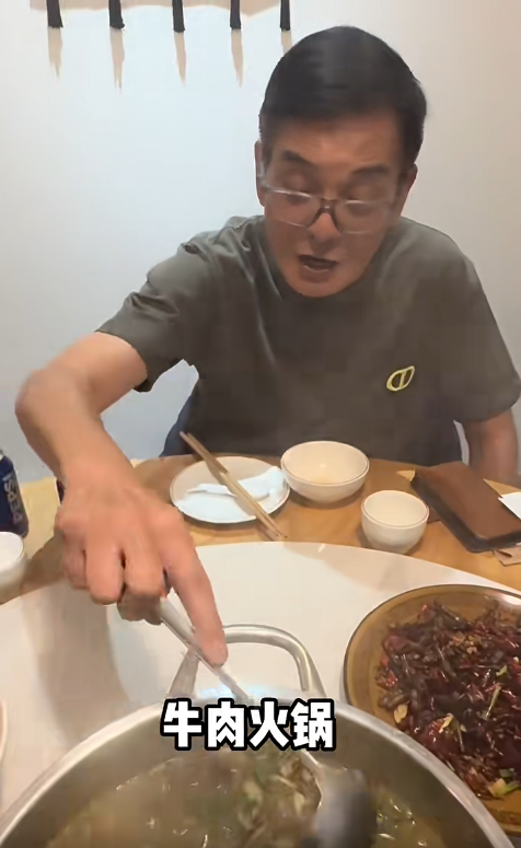 李國麟北上食「牛屎火鍋」！瘋狂乾嘔仍讚好食：微微的苦味！網民：為養家犧牲那麼大...