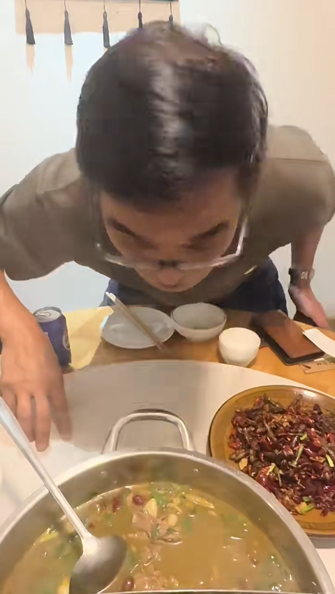 70歲李國麟北上吃「牛冀」火鍋！邊乾嘔邊讚好食 網民：搵食艱難... 