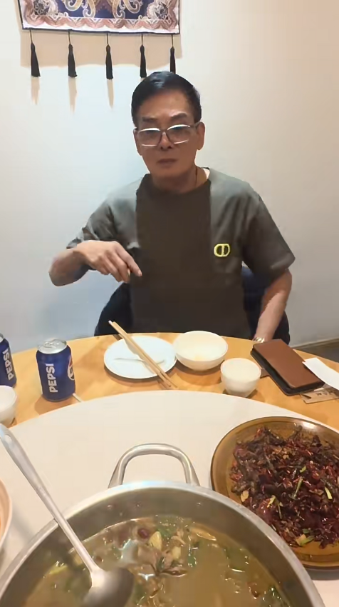 70歲李國麟北上吃「牛冀」火鍋！邊乾嘔邊讚好食 網民：搵食艱難... 
