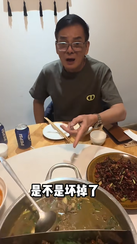70歲李國麟北上吃「牛冀」火鍋！邊乾嘔邊讚好食 網民：搵食艱難... 