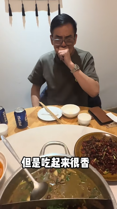 70歲李國麟北上吃「牛冀」火鍋！邊乾嘔邊讚好食 網民：搵食艱難... 