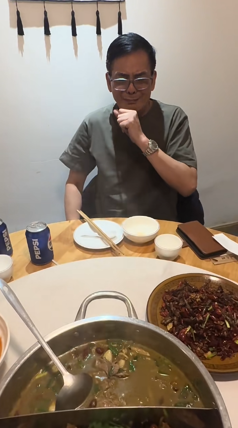 70歲李國麟北上吃「牛冀」火鍋！邊乾嘔邊讚好食 網民：搵食艱難... 