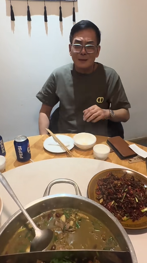 70歲李國麟北上吃「牛冀」火鍋！邊乾嘔邊讚好食 網民：搵食艱難... 