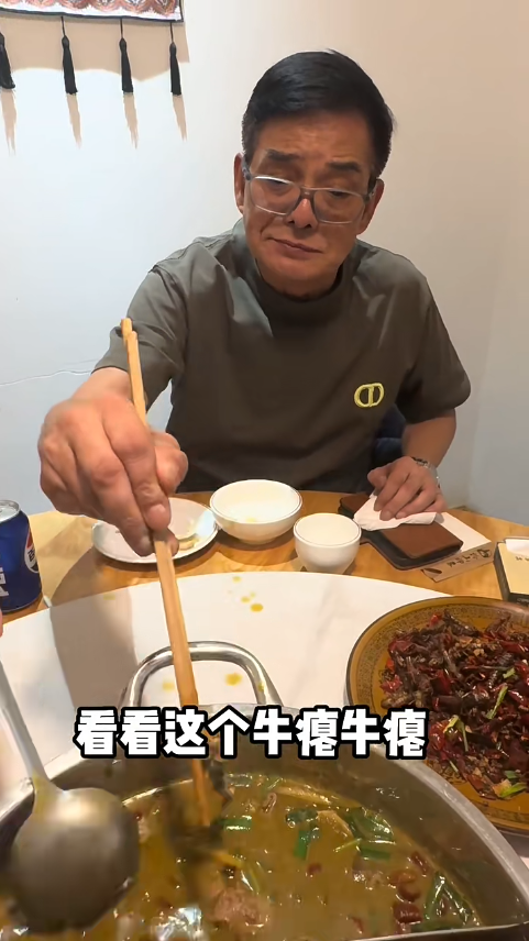 70歲李國麟為拍片放下尊嚴 今次食「狗屎」話勁滋味？網民嘲：你都幾鍾意食屎