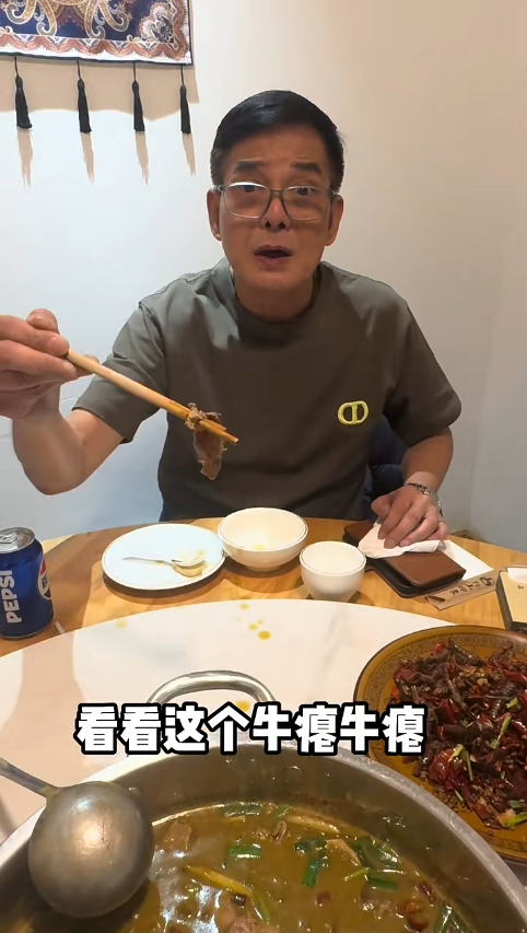 70歲李國麟為拍片放下尊嚴 今次食「狗屎」話勁滋味？網民嘲：你都幾鍾意食屎