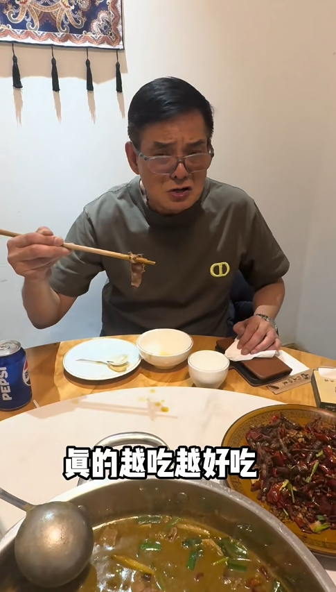 李國麟北上食「牛屎火鍋」！瘋狂乾嘔仍讚好食：微微的苦味！網民：為養家犧牲那麼大...