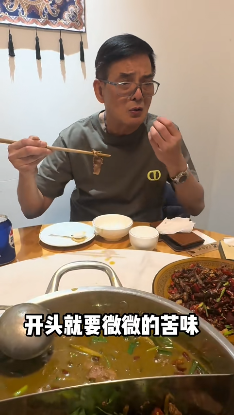 李國麟北上食「牛屎火鍋」！瘋狂乾嘔仍讚好食：微微的苦味！網民：為養家犧牲那麼大...