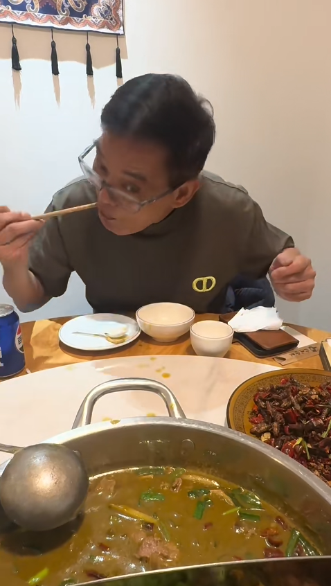 70歲李國麟北上吃「牛冀」火鍋！邊乾嘔邊讚好食 網民：搵食艱難... 