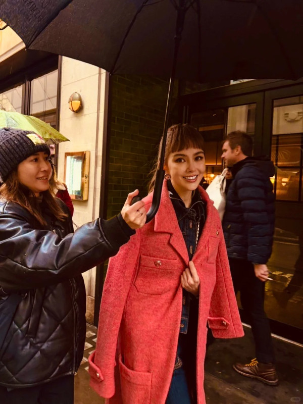 昆凌淡妝現身老公演唱會後台!45歲周杰倫突然回春變勁後生?