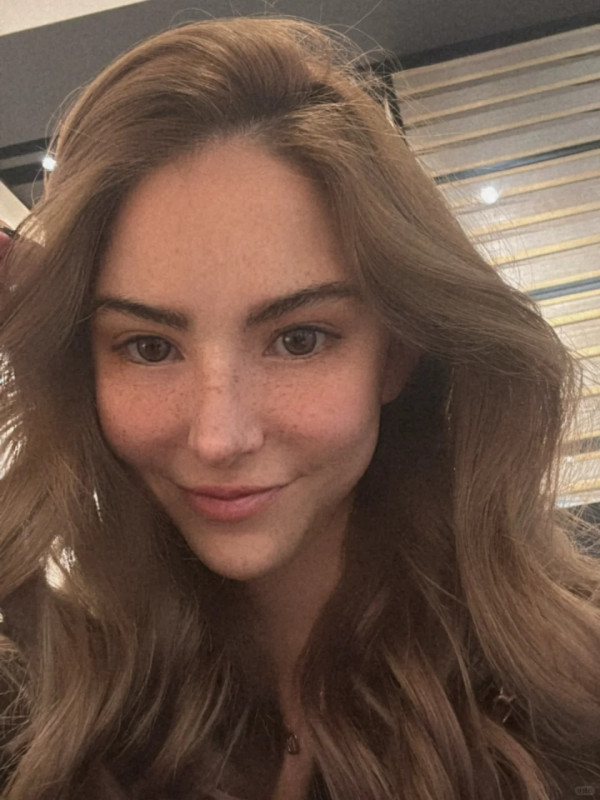 昆凌淡妝現身老公演唱會後台!45歲周杰倫突然回春變勁後生?