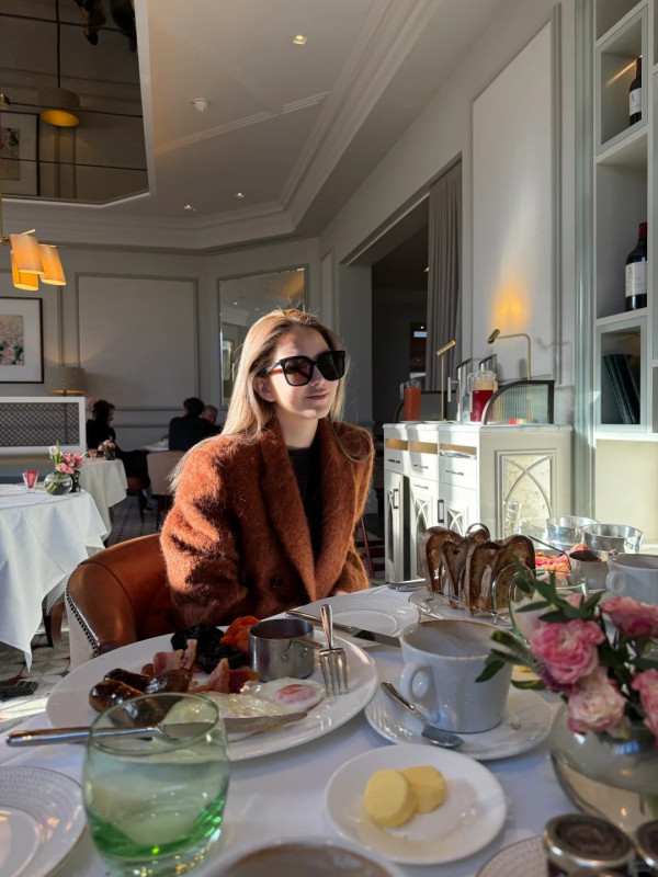 昆凌淡妝現身老公演唱會後台!45歲周杰倫突然回春變勁後生?