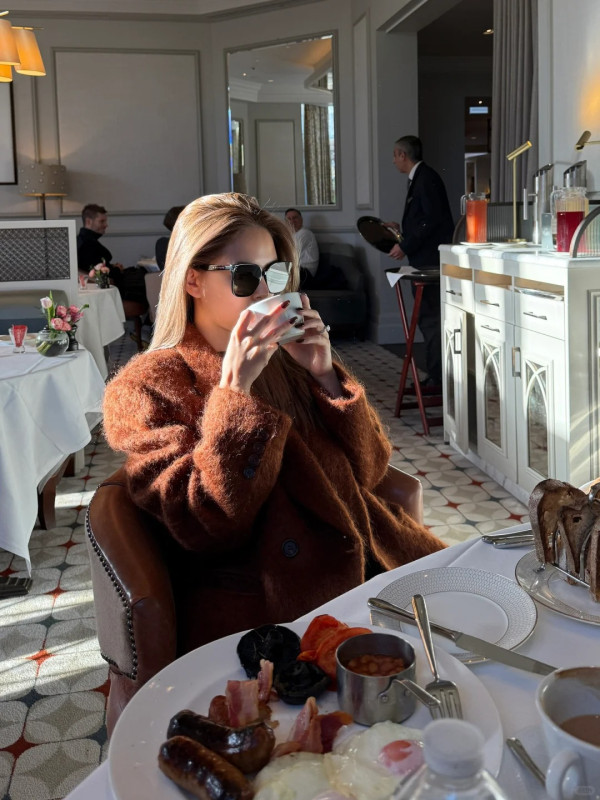 昆凌淡妝現身老公演唱會後台!45歲周杰倫突然回春變勁後生?