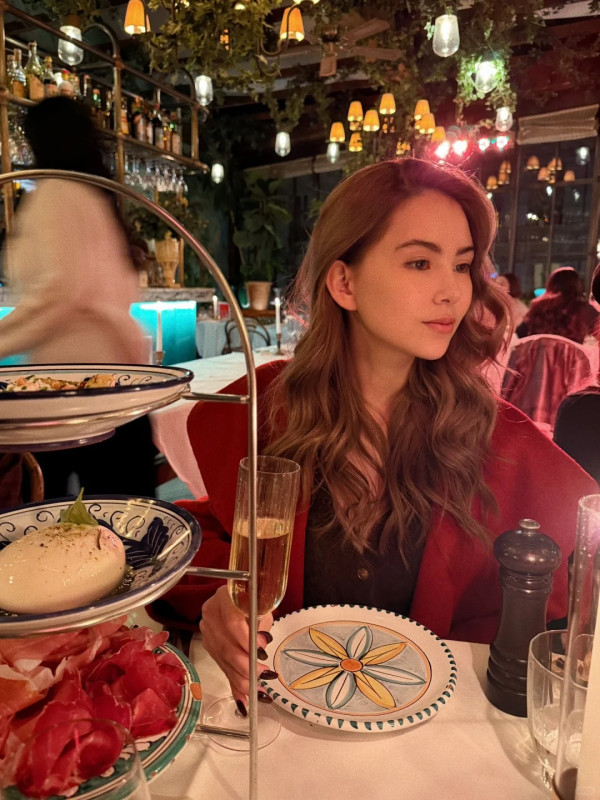 昆凌淡妝現身老公演唱會後台!45歲周杰倫突然回春變勁後生?