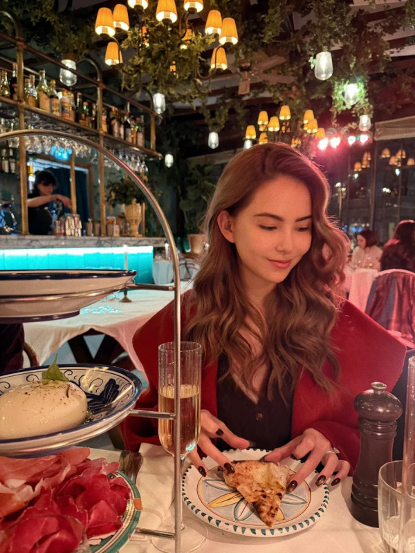 昆凌淡妝現身老公演唱會後台!45歲周杰倫突然回春變勁後生?