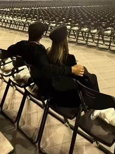 昆凌淡妝現身老公演唱會後台!45歲周杰倫突然回春變勁後生?