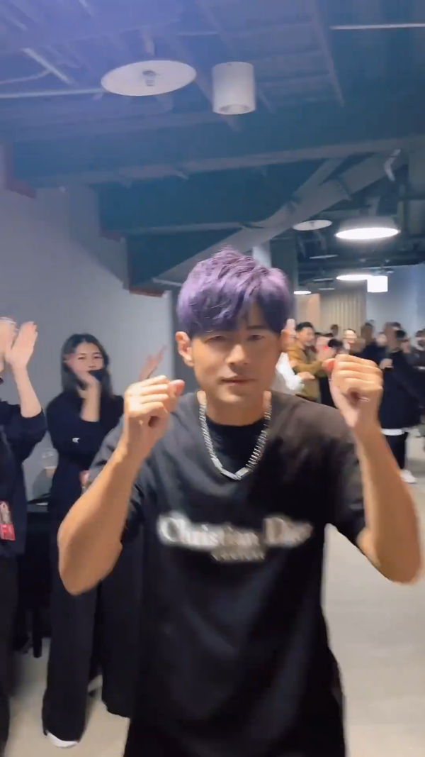 昆凌淡妝現身老公演唱會後台!45歲周杰倫突然回春變勁後生?