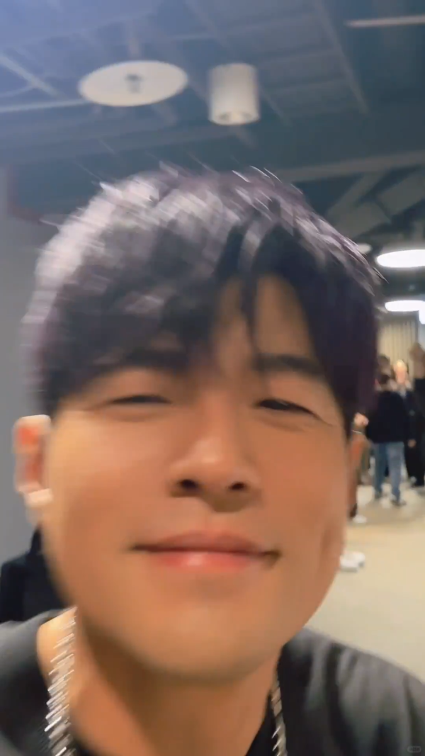 昆凌淡妝現身老公演唱會後台!45歲周杰倫突然回春變勁後生?