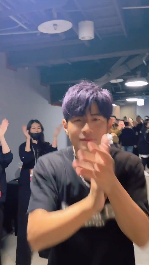 昆凌淡妝現身老公演唱會後台!45歲周杰倫突然回春變勁後生?