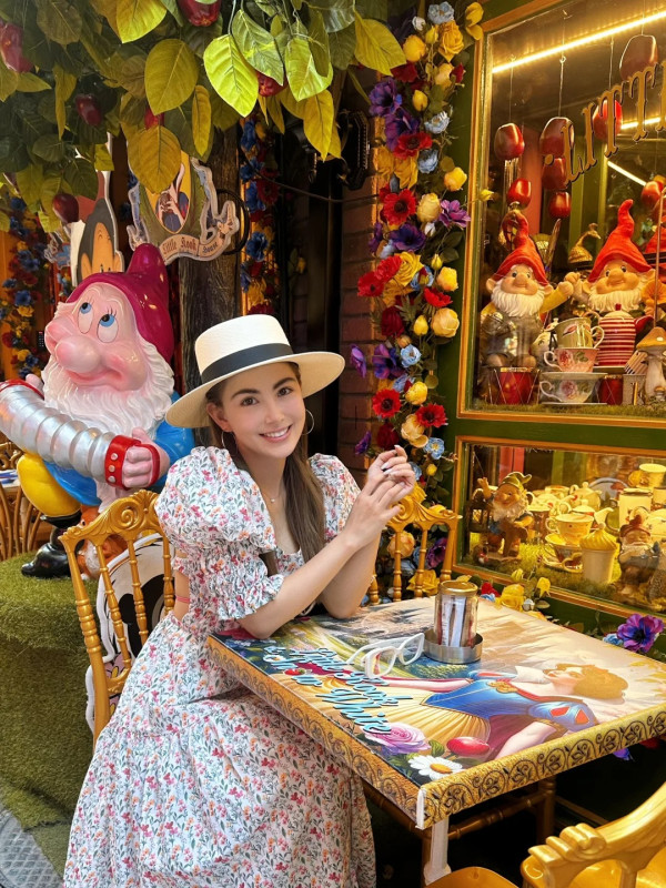 昆凌淡妝現身老公演唱會後台!45歲周杰倫突然回春變勁後生?