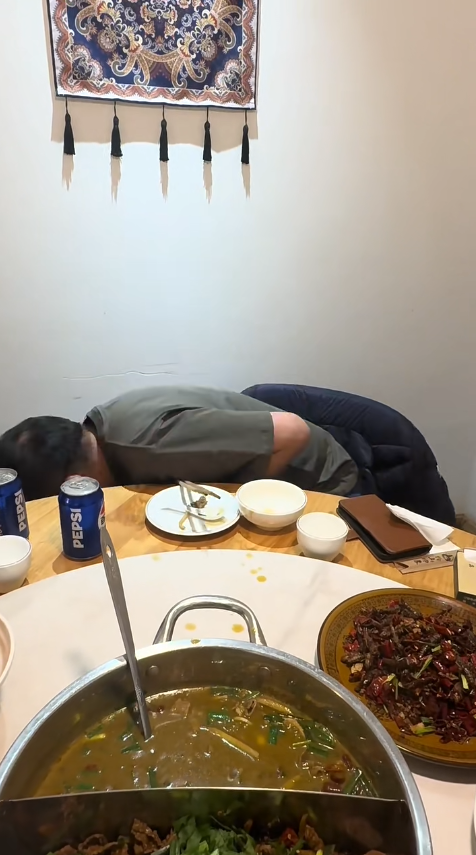 70歲李國麟北上吃「牛冀」火鍋！邊乾嘔邊讚好食 網民：搵食艱難... 