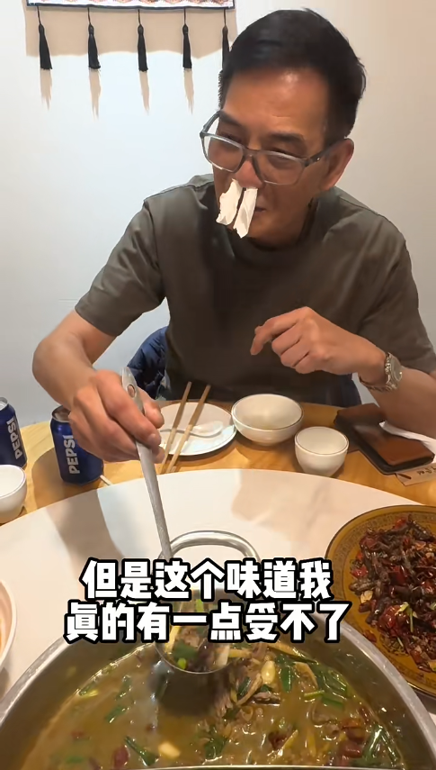 70歲李國麟為拍片放下尊嚴 今次食「狗屎」話勁滋味？網民嘲：你都幾鍾意食屎