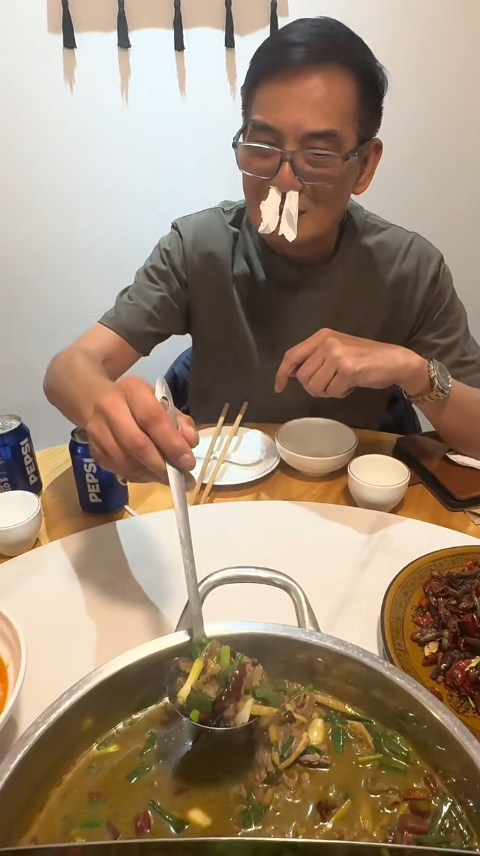 李國麟北上食「牛屎火鍋」！瘋狂乾嘔仍讚好食：微微的苦味！網民：為養家犧牲那麼大...