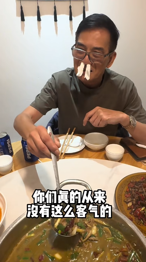 李國麟北上食「牛屎火鍋」！瘋狂乾嘔仍讚好食：微微的苦味！網民：為養家犧牲那麼大...