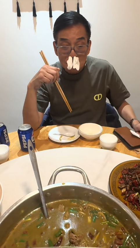 70歲李國麟北上吃「牛冀」火鍋！邊乾嘔邊讚好食 網民：搵食艱難... 