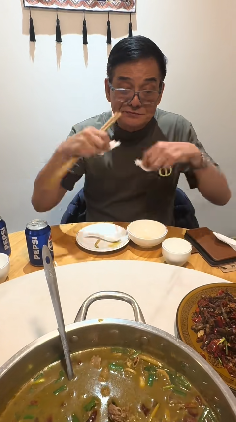 70歲李國麟北上吃「牛冀」火鍋！邊乾嘔邊讚好食 網民：搵食艱難... 