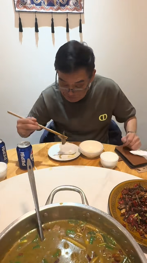 70歲李國麟北上吃「牛冀」火鍋！邊乾嘔邊讚好食 網民：搵食艱難... 