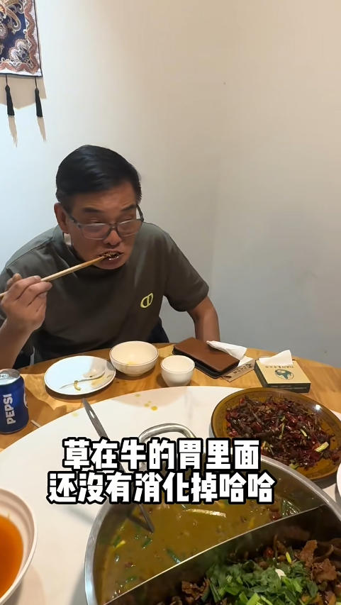 70歲李國麟北上吃「牛冀」火鍋！邊乾嘔邊讚好食 網民：搵食艱難... 