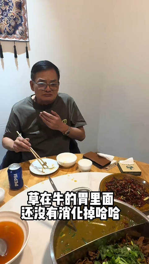 70歲李國麟北上吃「牛冀」火鍋！邊乾嘔邊讚好食 網民：搵食艱難... 
