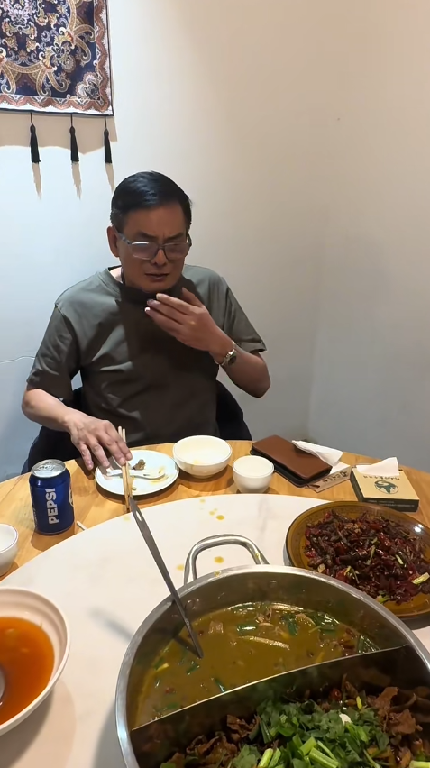 70歲李國麟北上吃「牛冀」火鍋！邊乾嘔邊讚好食 網民：搵食艱難... 