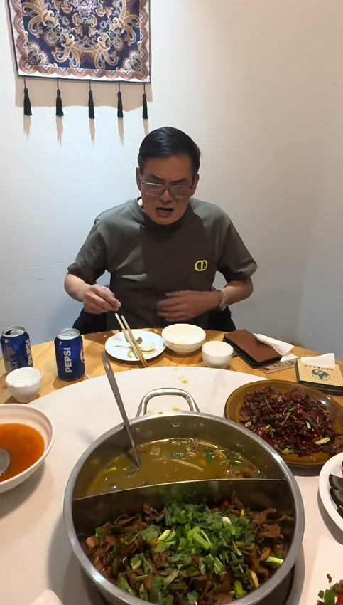 70歲李國麟北上吃「牛冀」火鍋！邊乾嘔邊讚好食 網民：搵食艱難... 