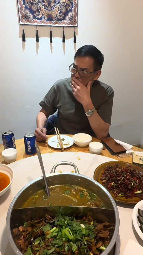 70歲李國麟北上吃「牛冀」火鍋！邊乾嘔邊讚好食 網民：搵食艱難... 