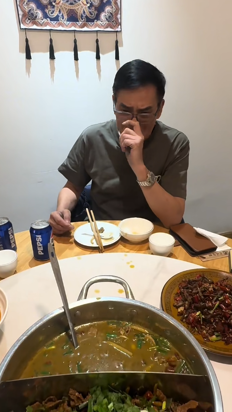 70歲李國麟北上吃「牛冀」火鍋！邊乾嘔邊讚好食 網民：搵食艱難... 