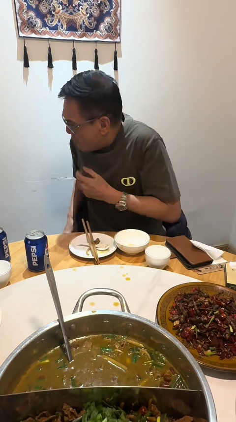 70歲李國麟北上吃「牛冀」火鍋！邊乾嘔邊讚好食 網民：搵食艱難... 